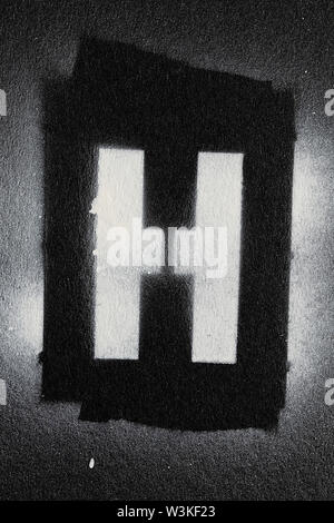 La lettera H grunge paninted spray stencil font Foto Stock