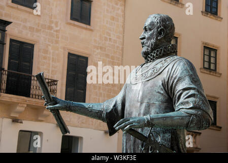 L'Europa, Malta, La Valletta. Statua di Jean de La Valletta (1495-1568) Gran Maestro Jean Parisot de Valette, che fondò la città nel 1566 Foto Stock