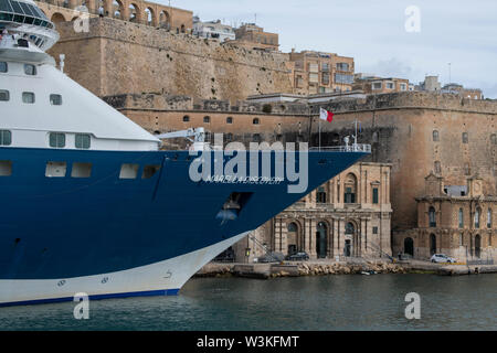 L'Europa, Malta, La Valletta, Grand Harbour. Storica fortificata città capitale, area portuale. Marella Discovery attraccato a La Valletta. UNESCO. Foto Stock