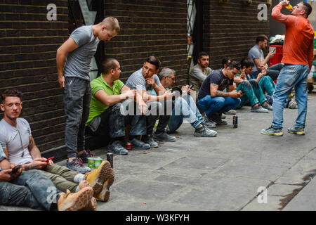 Lavoratori edili avente una pausa mentre seduto a terra Foto Stock