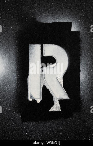 La lettera R grunge paninted spray stencil font Foto Stock