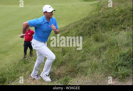 In Irlanda del Nord la Rory McIlroy sull'undicesimo foro durante la giornata di anteprima tre del Campionato Open 2019 presso il Royal Portrush Golf Club. Foto Stock