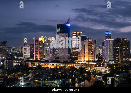 Vista notturna di Giacarta distretto centrale in Indonesia la città capitale e la più grande nel sud-est asiatico Foto Stock