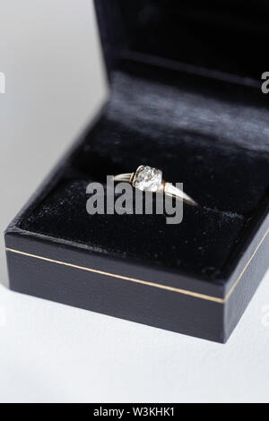 Vintage anello diamante in nero nella casella di gioielli, STATI UNITI D'AMERICA Foto Stock