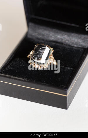 Vintage anello Cameo nella casella Foto Stock