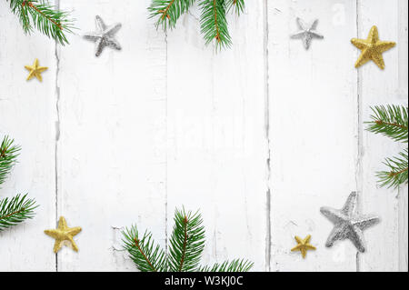Ramo di abete con decorazioni di Natale sul vecchio di legno malandata sfondo con copia spazio per il testo Foto Stock
