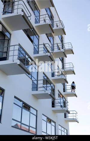 Balconi sul Prellerhaus (Studio Edificio) dell'edificio Bauhaus di Dessau, Germania. Foto Stock