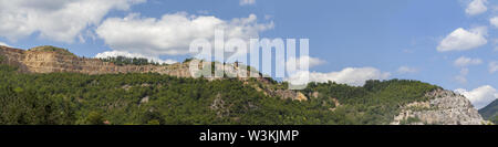 Cava in cima a una montagna sulla giornata di sole Foto Stock