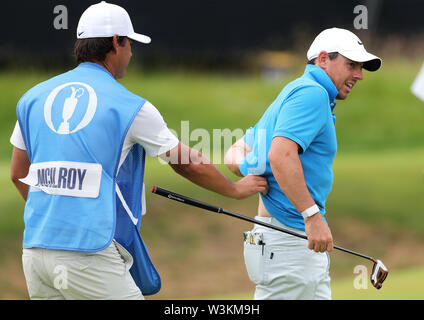 Caddy punti per un presunto morso sul nord irlandese Rory McIlroy (a destra) durante l'anteprima giorno tre del Campionato Open 2019 presso il Royal Portrush Golf Club. Foto Stock