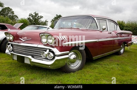 Un'automobile rossa Chevrolet Impala in mostra ad un'esposizione classica dell'automobile in Galles, Regno Unito Foto Stock