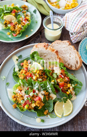 Colorato con insalata di lattuga fresca, couscous e verdure Foto Stock