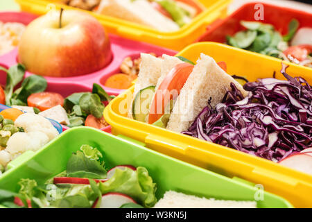 Vista ravvicinata di cibo in scatole di pranzo Foto Stock