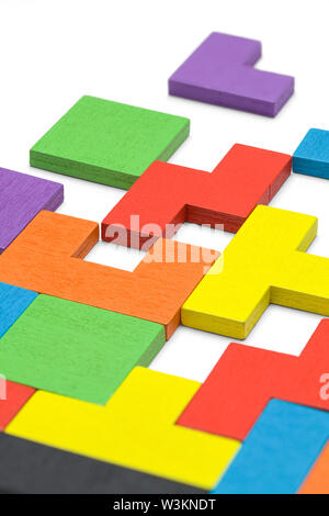 Il blocco di legno Puzzle isolati su sfondo bianco. Foto Stock