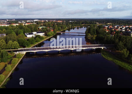 Karlstad, Svezia - 13 Luglio 2019: vista aerea del fiume Klaralven e il ponte di Tingvalla. Foto Stock