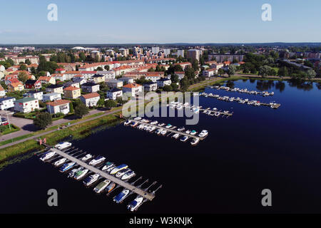 Karlstad, Svezia - 14 Luglio 2019: vista aerea del distretto di Marieberg e la marina nel lago Vanern. Foto Stock
