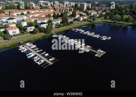 Karlstad, Svezia - 14 Luglio 2019: Veduta aerea della marina al Marieberg quartiere residenziale. Foto Stock