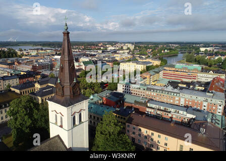 Karlstad, Svezia - 13 Luglio 2019: vista aerea di Karlstad city centre con il duomo in primo piano. Foto Stock