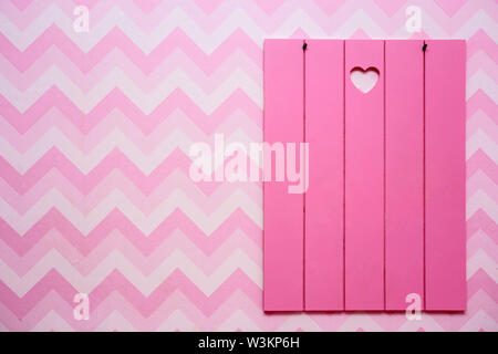 Fustellato cornici in legno di rosa sulla parete a strisce, spazio vuoto per il testo, rosa e viola design retrò Foto Stock