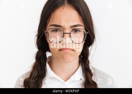 Foto Dettaglio di angry irritato ragazza indossando occhiali accigliata e avversione che esprimono con faccia isolate su sfondo bianco Foto Stock