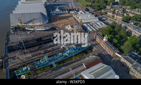 HMS Cavalier, HMS Ocelot e HMS Gannet - navi ed edifici nel Chatham Historic Dockyard di Kent, Regno Unito, fucilati legalmente con drone Foto Stock