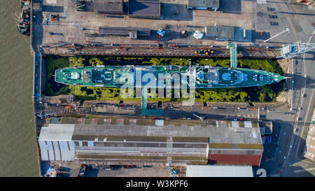 HMS Cavalier, HMS Ocelot e HMS Gannet - navi ed edifici nel Chatham Historic Dockyard di Kent, Regno Unito, fucilati legalmente con drone Foto Stock