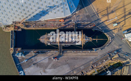 HMS Gannet nave navale britannica ed edifici al Chatham Historic Dockyard nel Kent, Regno Unito, girato legalmente con il drone Foto Stock