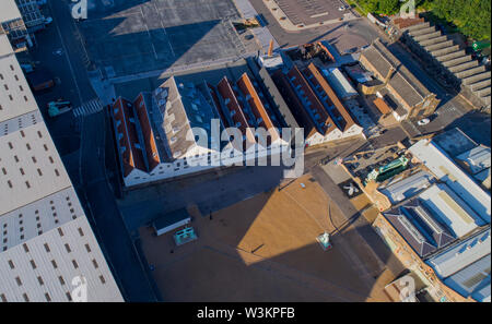 Edifici al Chatham Historic Dockyard nel Kent, Regno Unito, il Big Store, Fabbro e Mast House e Mold Loft visto dall'aria - legalmente fucilato dal drone. Foto Stock