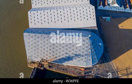 Edifici al Chatham Historic Dockyard nel Kent, Regno Unito, il Big Store, Fabbro e Mast House e Mold Loft visto dall'aria - legalmente fucilato dal drone. Foto Stock