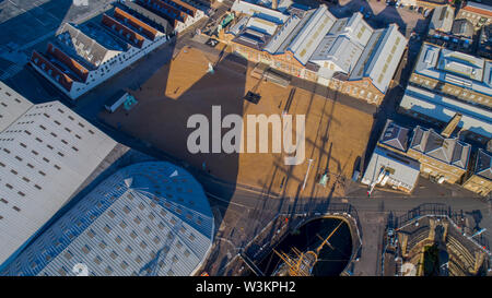 Edifici al Chatham Historic Dockyard nel Kent, Regno Unito, il Big Store, Fabbro e Mast House e Mold Loft visto dall'aria - legalmente fucilato dal drone. Foto Stock