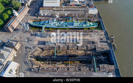 HMS Cavalier, HMS Ocelot e HMS Gannet - navi ed edifici nel Chatham Historic Dockyard di Kent, Regno Unito, fucilati legalmente con drone Foto Stock