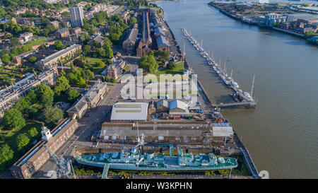 HMS Cavalier, HMS Ocelot e HMS Gannet - navi ed edifici nel Chatham Historic Dockyard di Kent, Regno Unito, fucilati legalmente con drone Foto Stock