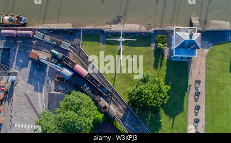 Linea ferroviaria con locomotiva a vapore e materiale rotabile presso Chatham Historic Dockyard nel Kent, Regno Unito Foto Stock