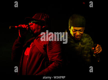 Rodney Smith AKA Roots Manuva sul palco con Ricky classifica, Ricardo McKenzie MC, cantante e song writer da Brixton, Londra. Foto Stock
