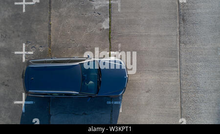 Station wagon dal di sopra - Mercedes Benz Classe C station wagon (W204) drone shot Foto Stock
