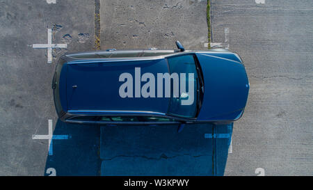 Station wagon dal di sopra - Mercedes Benz Classe C station wagon (W204) drone shot Foto Stock