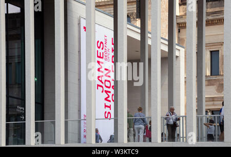 Berlino, Germania. 13 Luglio, 2019. I visitatori stand sulla terrazza del James Simon Gallery. I musei nazionali hanno invitato alla apertura della galleria un giorno di azione. Credito: Soeren Stache/dpa/Alamy Live News Foto Stock