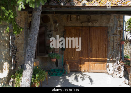 Cottage backyard, Via Gozzante, Pienza, Toscana, Italia Foto Stock