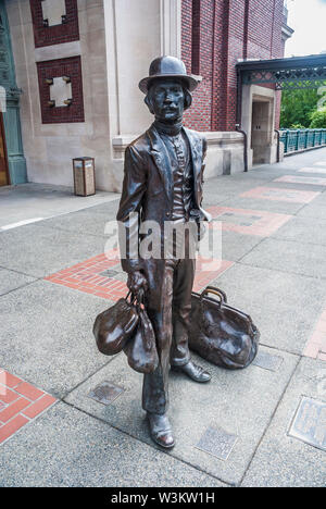 'Nuovi inizi' statua da Larry Anderson che accoglie i visitatori a Tacoma, Washington's Union Station. Foto Stock