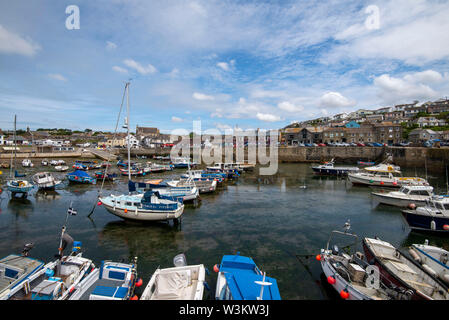 Giorno di estate al Porto di Porthleven, Cornwall Inghilterra REGNO UNITO Foto Stock