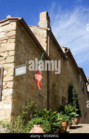 Via Gozzante, Pienza, Toscana, Italia: il ripido sentiero verso il basso per le mura della città Foto Stock