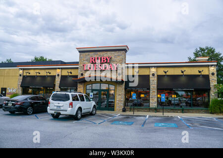 Loganville, GA - 13 Luglio 2019: Ruby Tuesday store segno anteriore - American Franchise - posizione situata nella Georgia fuori dell'autostrada 78. Il ristorante della catena Foto Stock