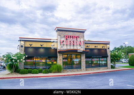 Loganville, GA - 13 Luglio 2019: Ruby Tuesday store segno anteriore - American Franchise - posizione situata nella Georgia fuori dell'autostrada 78. Il ristorante della catena Foto Stock