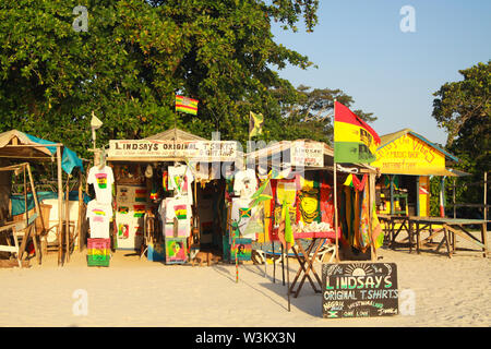 NEGRIL, Giamaica - maggio 24. 2010: Dono e negozi di artigianato sulla spiaggia di Borbone Foto Stock