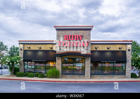 Loganville, GA - 13 Luglio 2019: Ruby Tuesday store segno anteriore - American Franchise - posizione situata nella Georgia fuori dell'autostrada 78. Il ristorante della catena Foto Stock