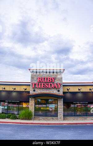 Loganville, GA - 13 Luglio 2019: Ruby Tuesday store segno anteriore - American Franchise - posizione situata nella Georgia fuori dell'autostrada 78. Il ristorante della catena Foto Stock