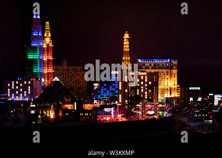 Una replica di notte sulla striscia di Las Vegas alla mostra di ferrovia modello Miniatur Wunderland ad Amburgo, Germania. Foto Stock