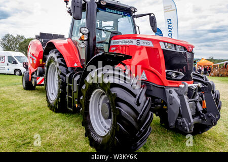 Moderni Trattori agricoli e macchine agricole a una fiera di paese e spettacolo agricolo nel Leicestershire.UK Foto Stock