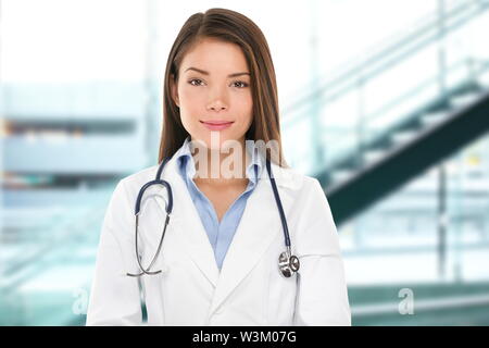 Asian medico donna ritratto. Femmina grave medico o infermiere sorridente guardando la telecamera medico in camice da laboratorio con stetoscopio da indossare in ospedale. Foto Stock