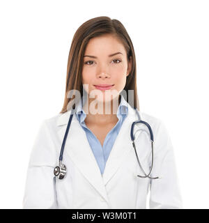 Medical persone: Giovani asiatici medico donna. Donne medico ritratto sorridente. Multirazziale Asian / donna caucasica medico professionista isolato su sfondo bianco. Foto Stock