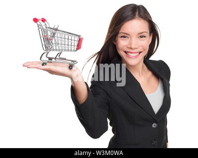 Carrello della spesa - business donna shopper. La donna che mostra azienda mini carrello. Felice shopping o consumatore il concetto di prestito con giovani professionisti femmina isolati su sfondo bianco. Foto Stock